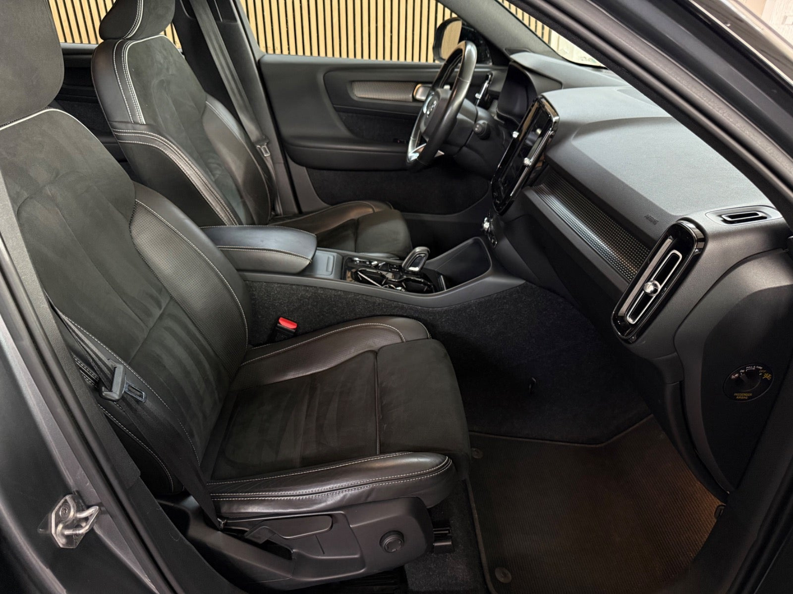 Grå Volvo XC40 fra 2019