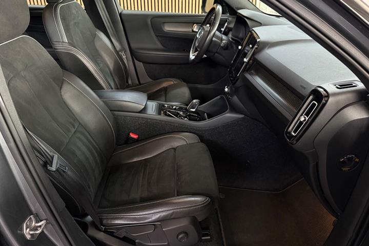 Grå Volvo XC40 fra 2019