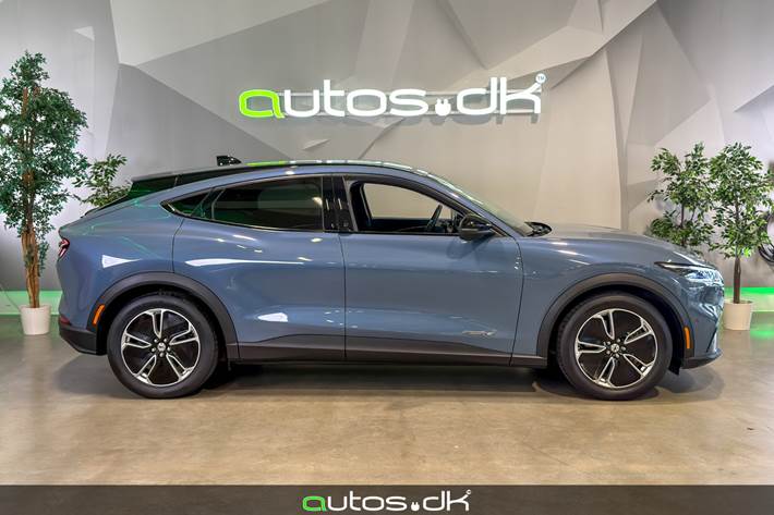 Blå Ford Mustang Mach-E fra 2024
