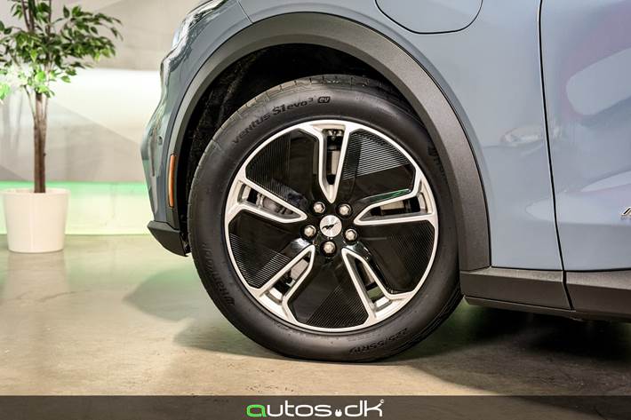 Blå Ford Mustang Mach-E fra 2024