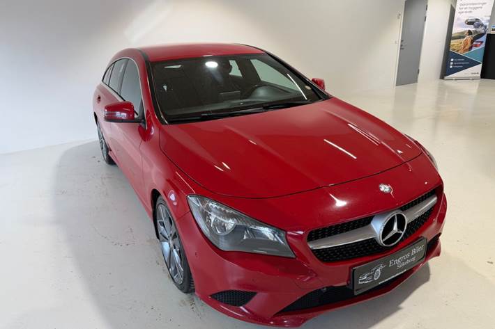 Rød Mercedes CLA200 d fra 2016