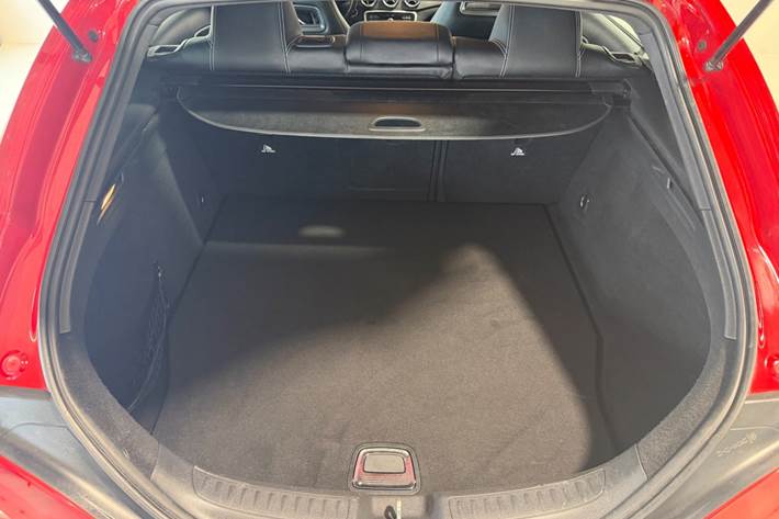 Rød Mercedes CLA200 d fra 2016