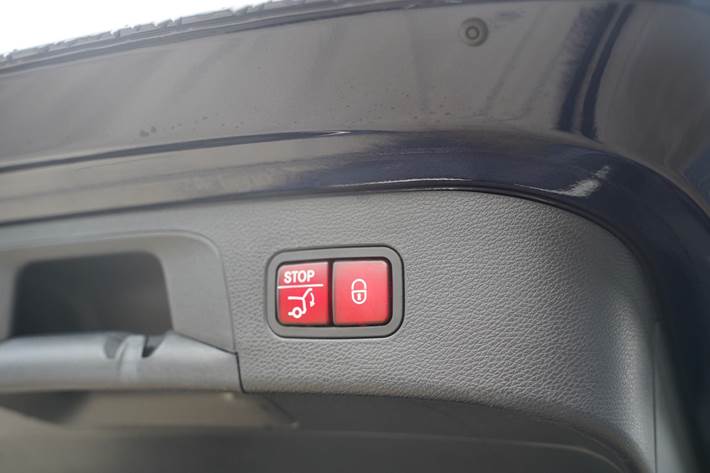 Blå Mercedes EQC400 fra 2022