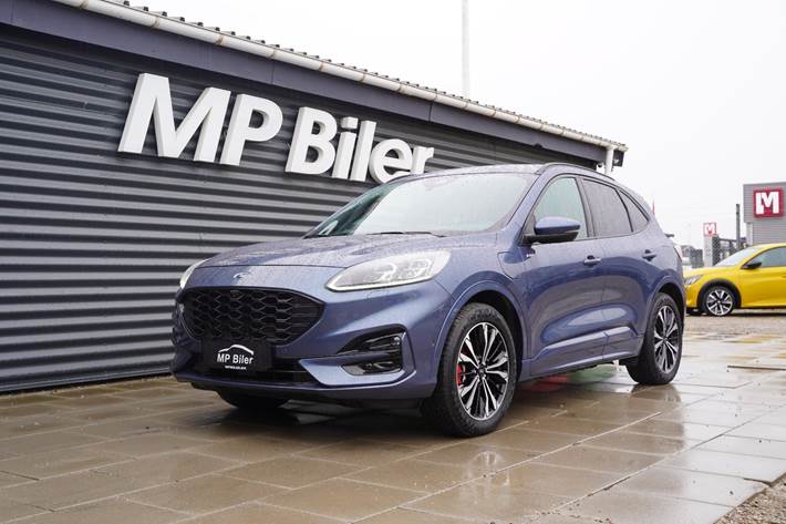 Blå Ford Kuga fra 2020 set udefra