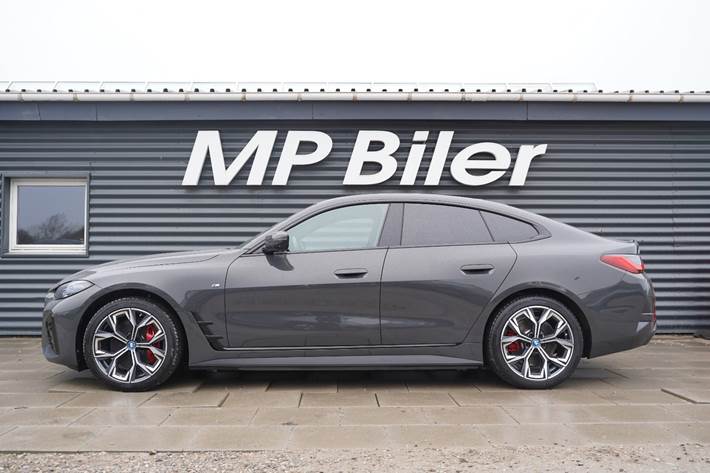 Grå BMW i4 fra 2024