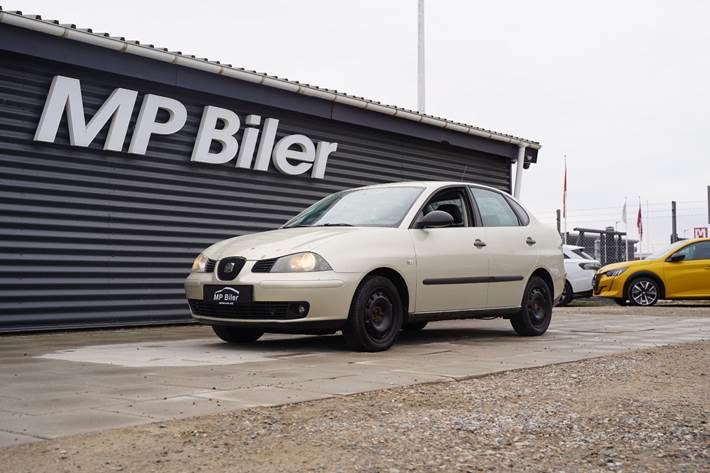 Sølv Seat Cordoba fra 2007 set udefra