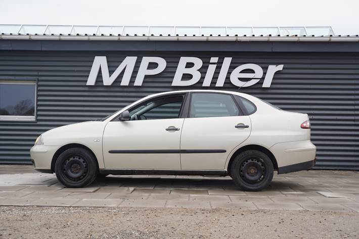 Sølv Seat Cordoba fra 2007 set udefra