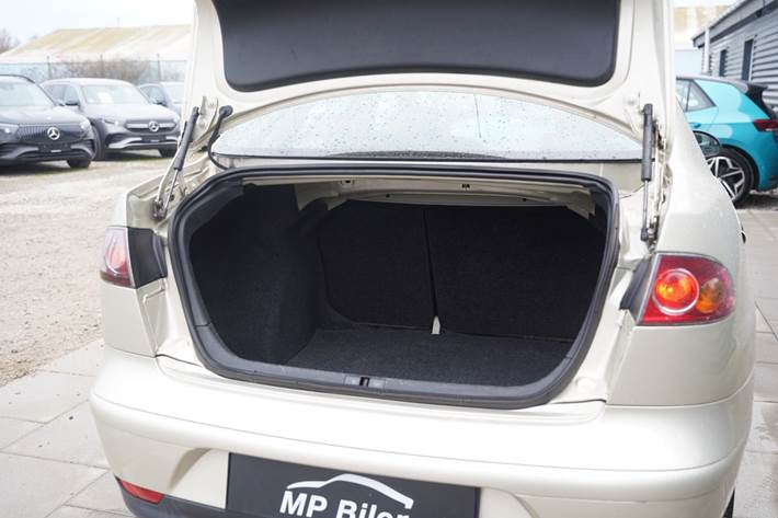 Sølv Seat Cordoba fra 2007 set udefra