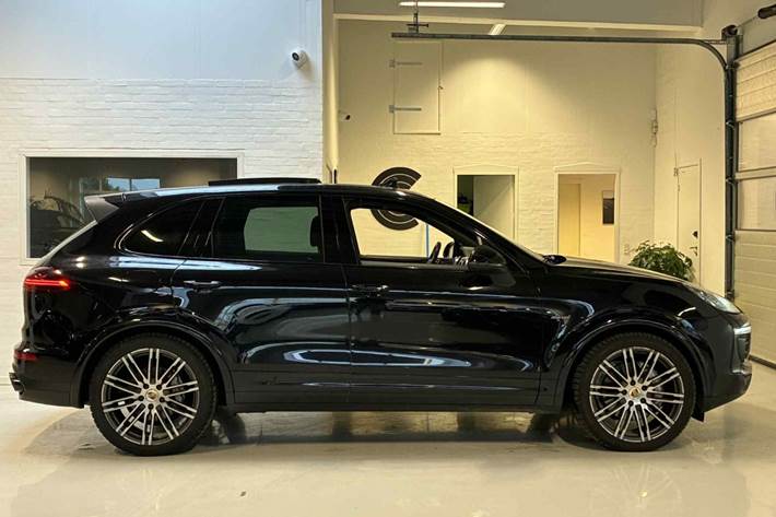 Sort Porsche Cayenne S fra 2016
