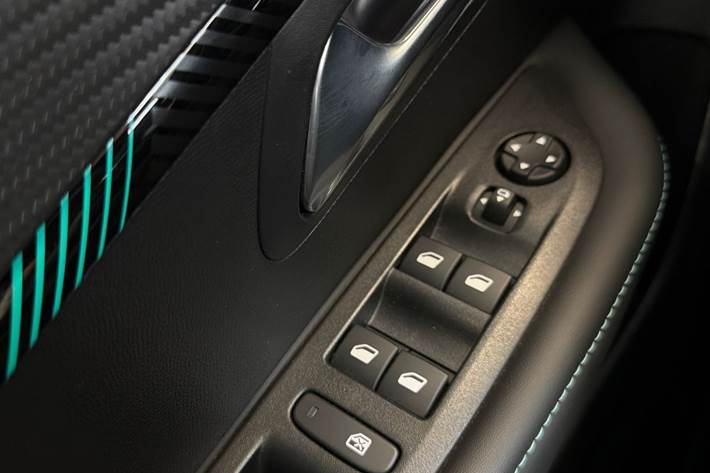 Grå Peugeot 208 fra 2023