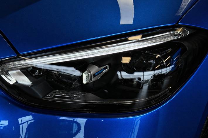 Blå Mercedes C300 e fra 2023