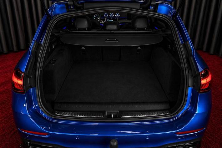 Blå Mercedes C300 e fra 2023