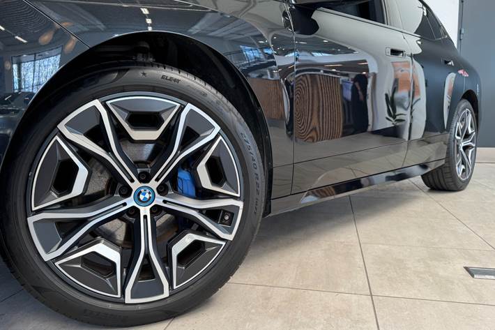 Sort BMW iX fra 2023