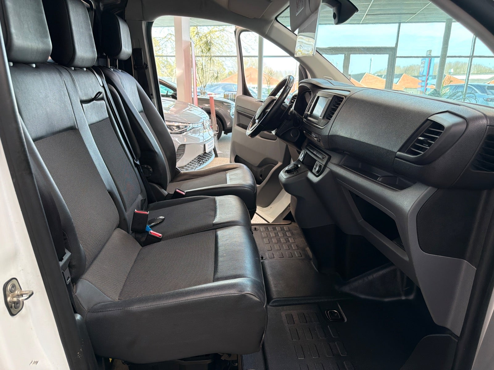 Hvid Opel Vivaro fra 2022