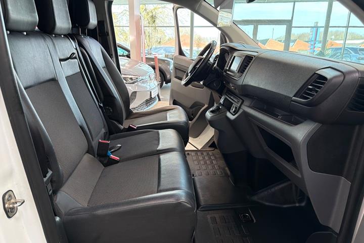 Hvid Opel Vivaro fra 2022