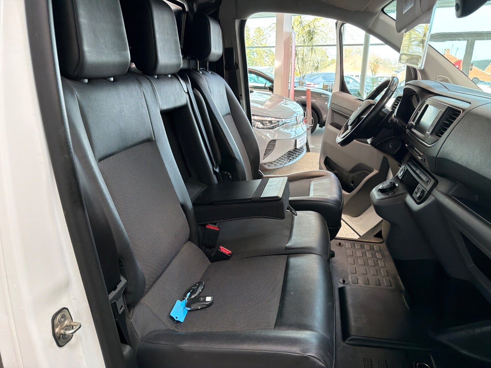 Hvid Opel Vivaro fra 2022