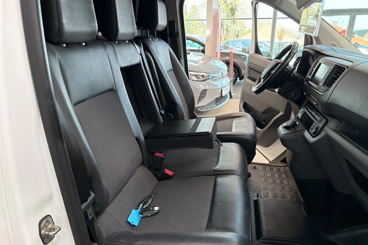 Hvid Opel Vivaro fra 2022