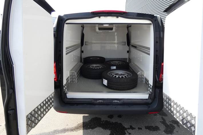 Sort Mercedes Vito 114 fra 2022