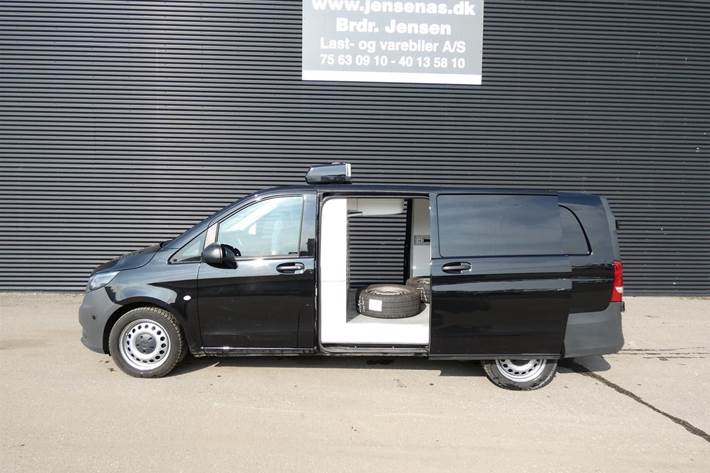 Sort Mercedes Vito 114 fra 2022