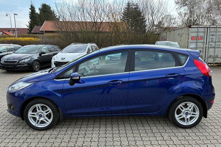 Blå Ford Fiesta fra 2014