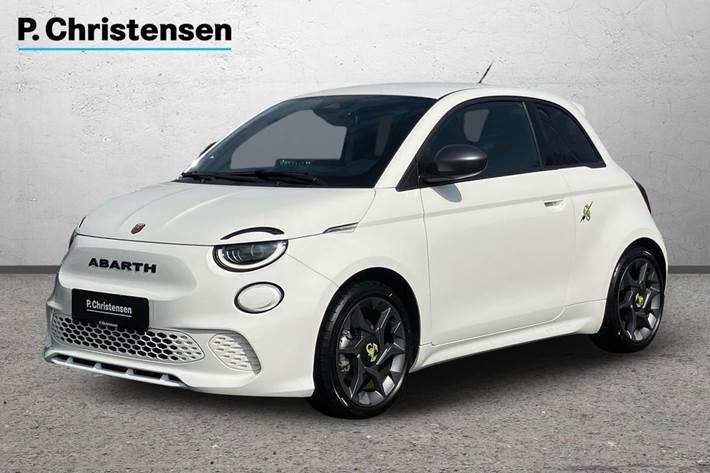 Hvid Abarth 500e fra 2024 set udefra