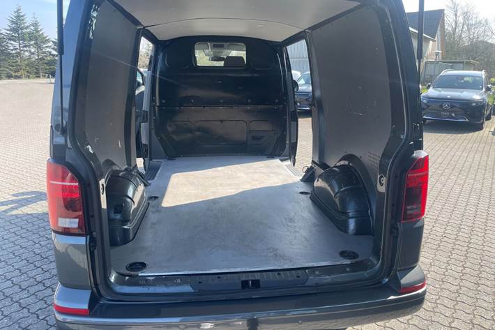 Grå VW Transporter fra 2020