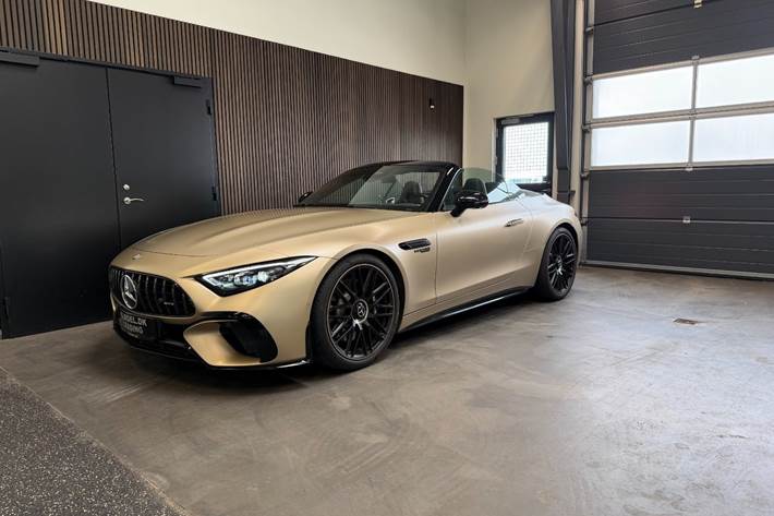 Gul Mercedes SL63 fra 2025