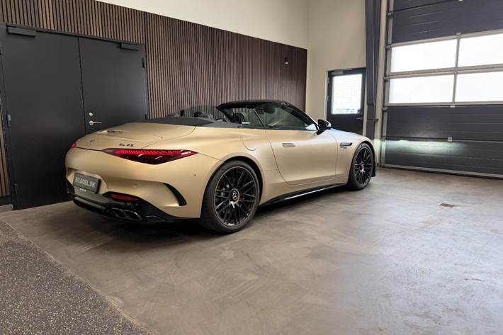 Gul Mercedes SL63 fra 2025