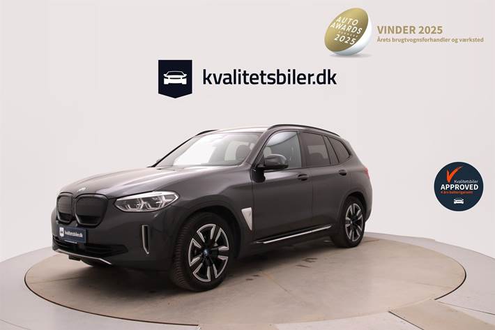 Grå BMW iX3 fra 2021 set udefra