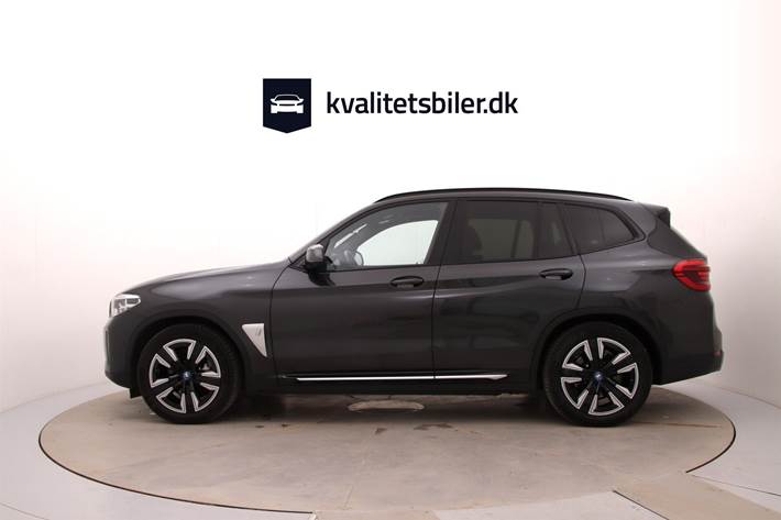 Grå BMW iX3 fra 2021