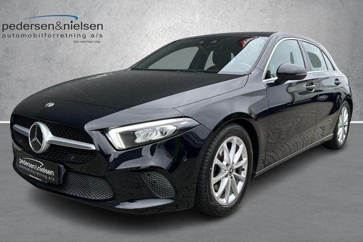 Sort Mercedes A200 fra 2018 set udefra