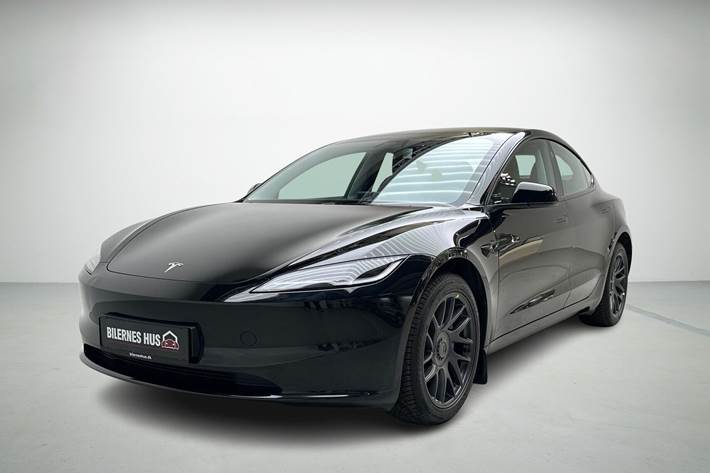 Sort Tesla Model 3 fra 2024