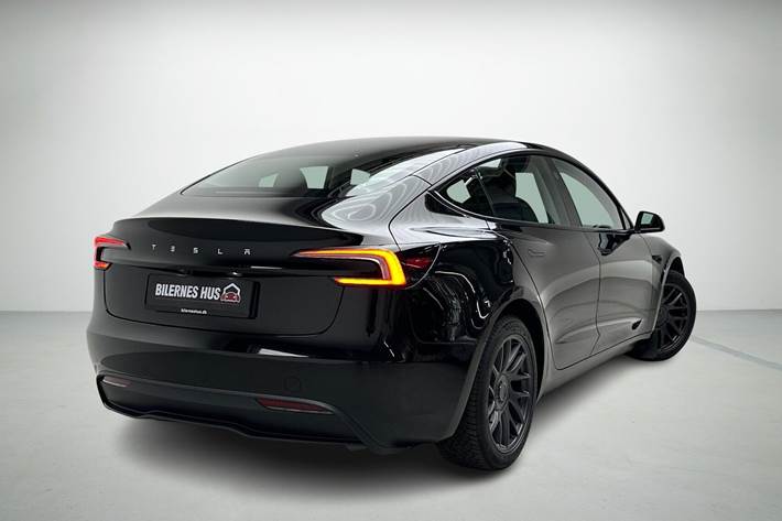 Sort Tesla Model 3 fra 2024