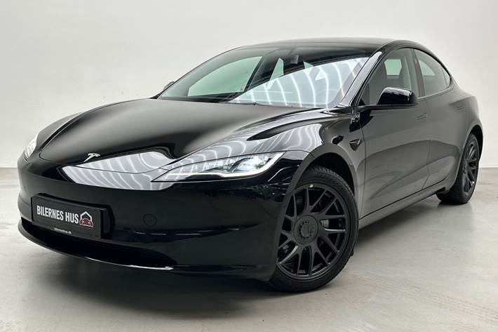 Sort Tesla Model 3 fra 2024