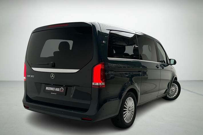 Grøn Mercedes EQV 300 fra 2022