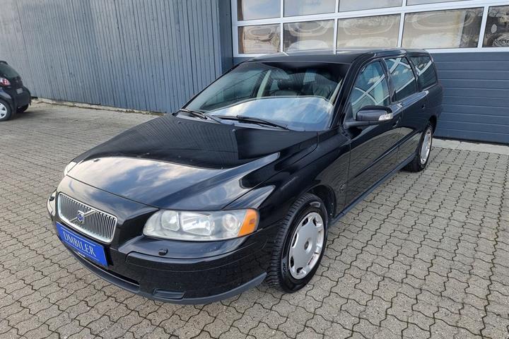 Sort Volvo V70 fra 2006 set udefra