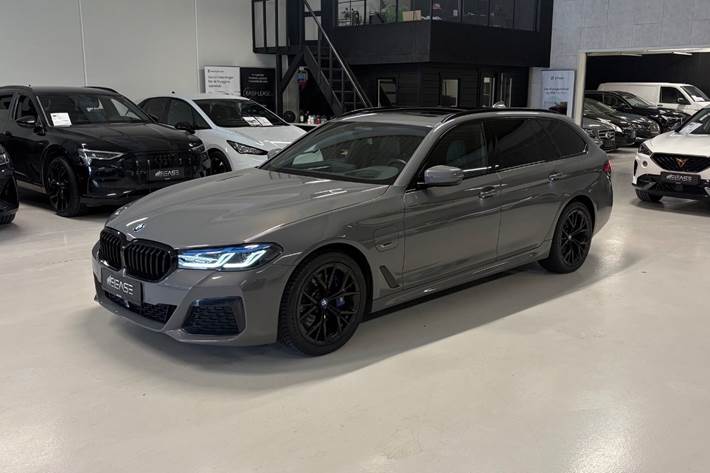Grå BMW 530e fra 2022