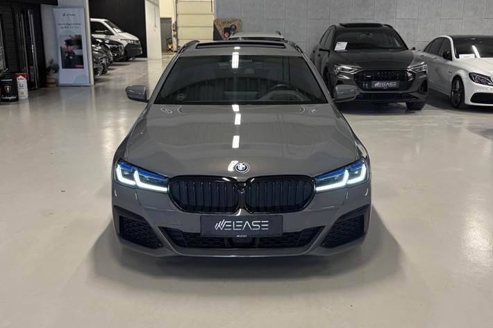 Grå BMW 530e fra 2022