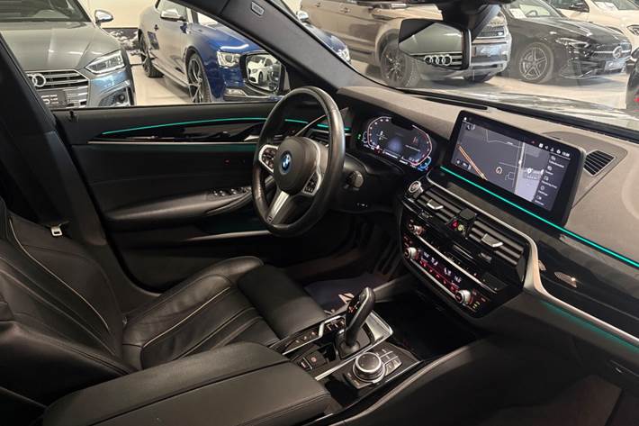 Grå BMW 530e fra 2022