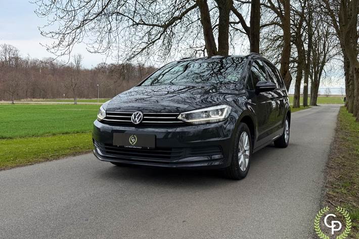 Grå VW Touran fra 2016