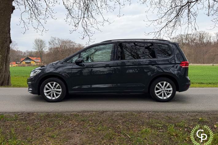 Grå VW Touran fra 2016
