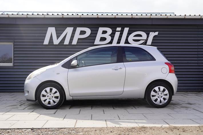 Sølv Toyota Yaris fra 2008
