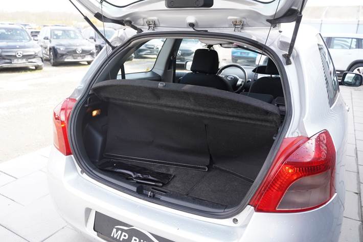 Sølv Toyota Yaris fra 2008