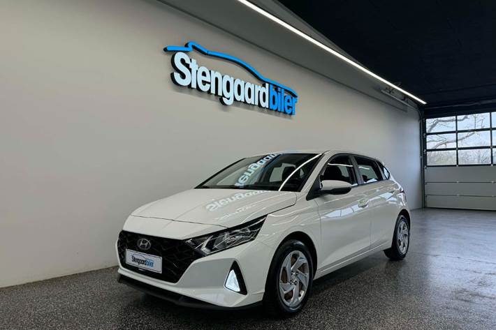 Hvid Hyundai i20 fra 2022 set udefra
