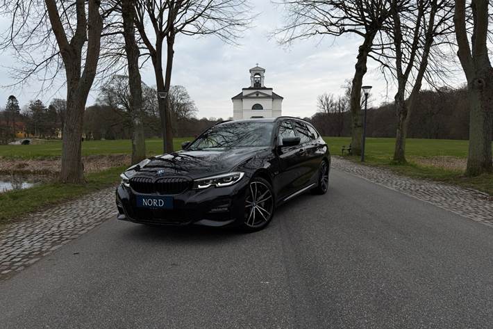 Grøn BMW 330e fra 2022