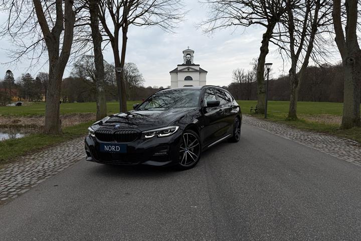 Grøn BMW 330e fra 2022 set udefra