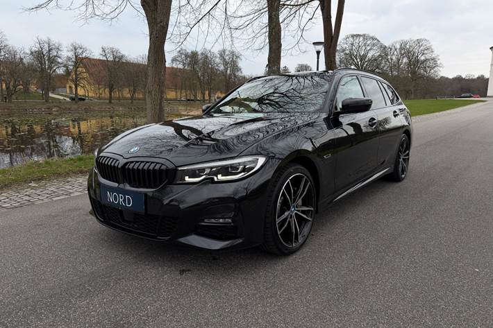 Grøn BMW 330e fra 2022