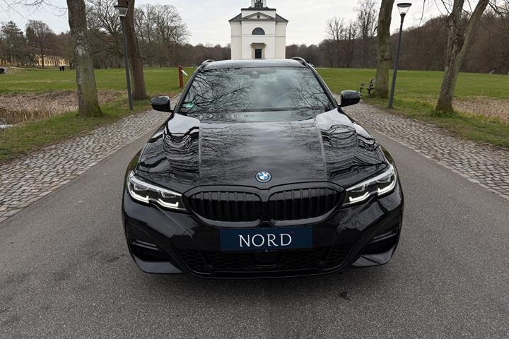 Grøn BMW 330e fra 2022
