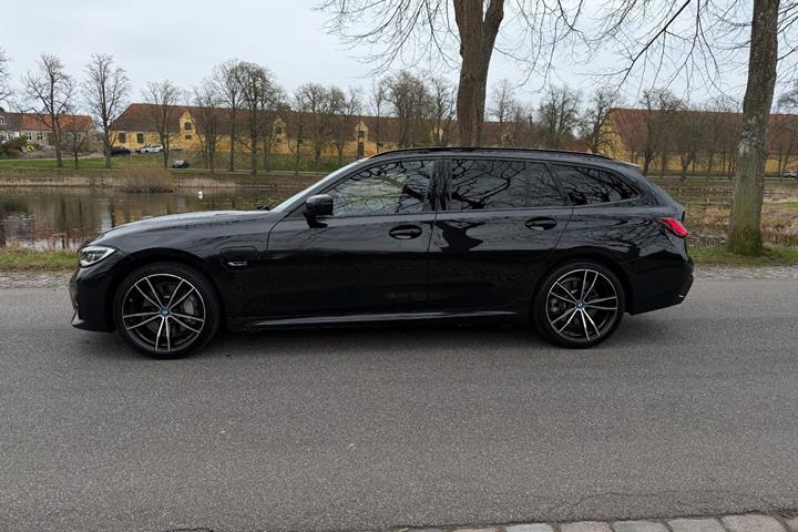 Grøn BMW 330e fra 2022