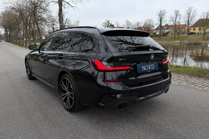 Grøn BMW 330e fra 2022
